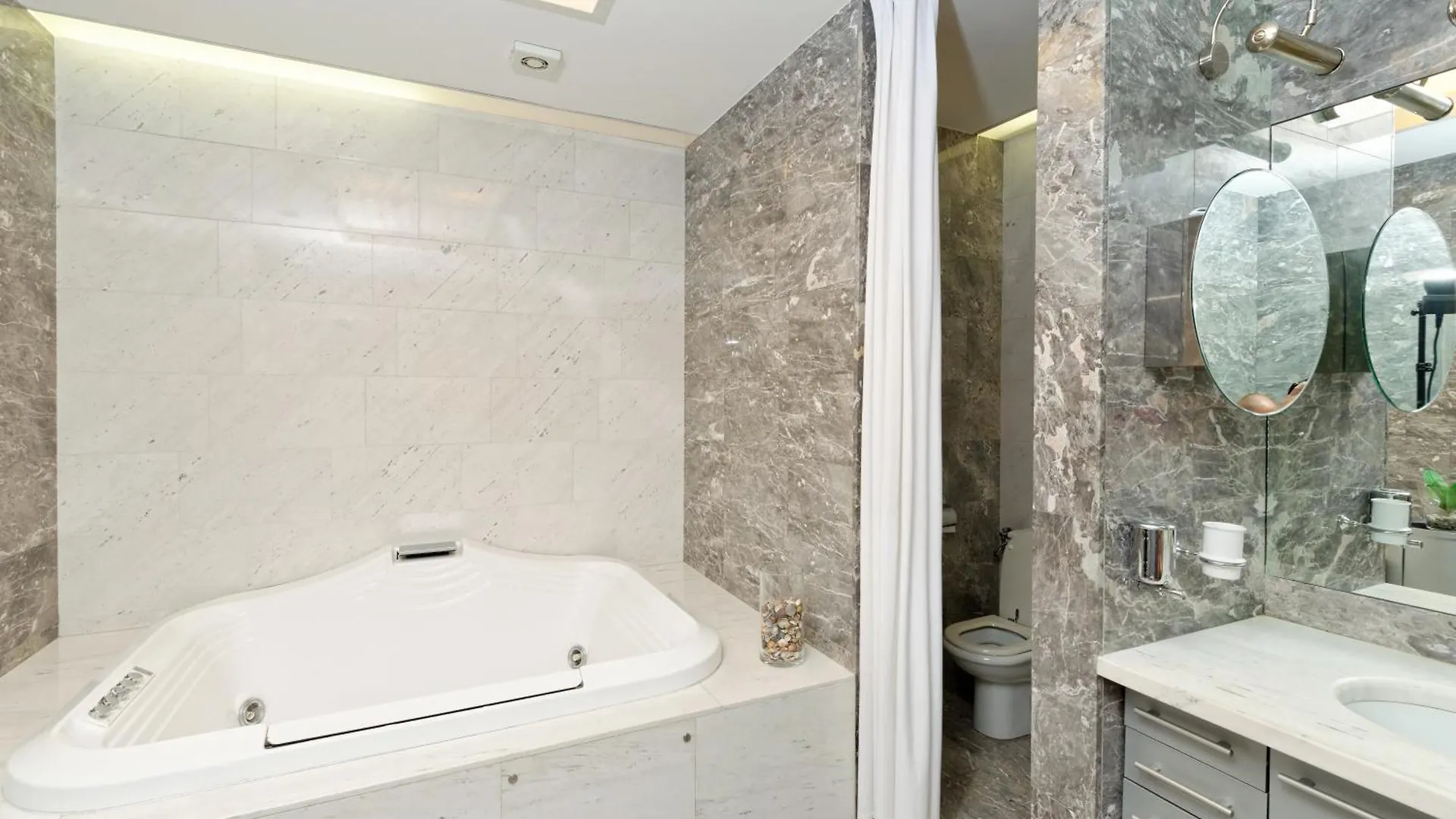 Neoclassical Luxury Apartment Ljubljana 0*,